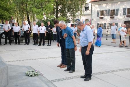 Položitev venca na Spominski svečanosti na Trgu talcev